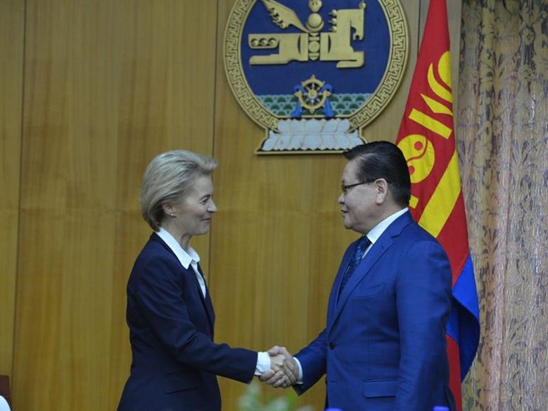 GERMAN MINISTER OF DEFENSE PAYS VISIT TO MONGOLIA